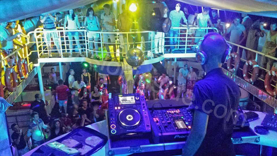 Night Party Boat in Side image 15